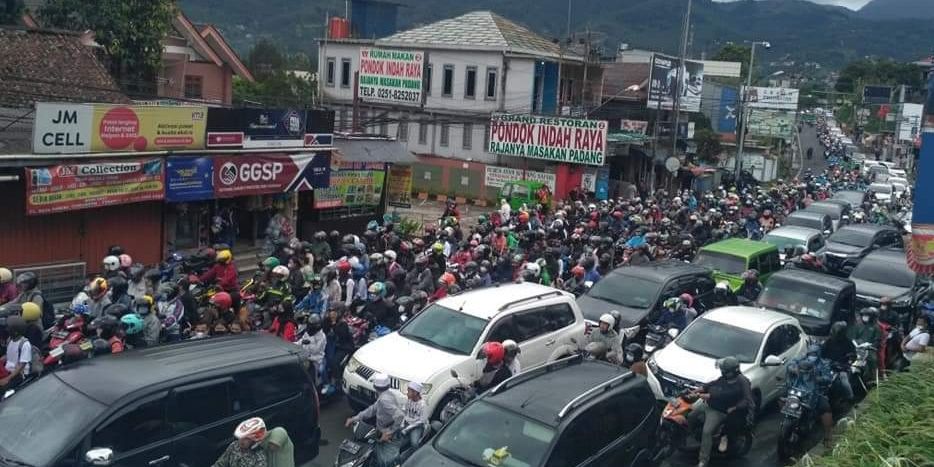 Siang Ini, Jalur Puncak Satu Arah ke Jakarta Masih Macet Parah Kecepatan Cuma 10 Km/Jam