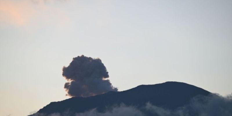 Gunung Ibu di Halmahera Barat Erupsi, Tinggi Kolom Abu Capai 700 Meter