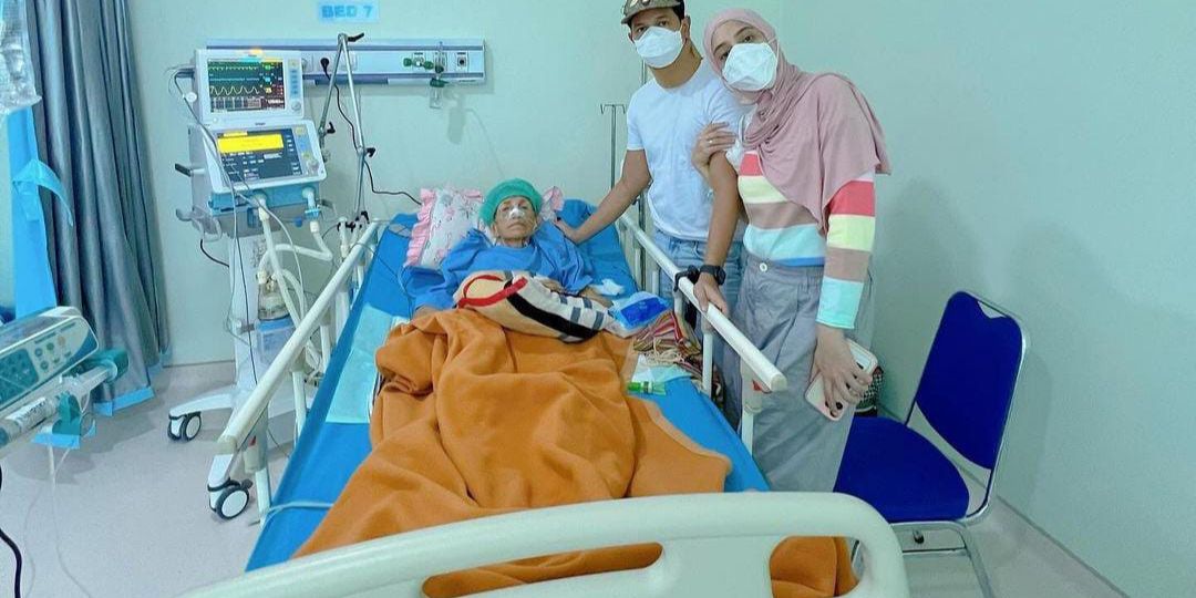 Potret Ibunda Sonny Septian Dilarikan ke Rumah Sakit, Fairuz A Rafiq Setia Mendampingi Sang Suami