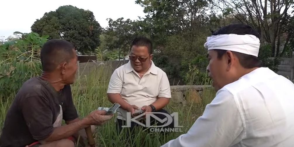 Sosok Pria Paruh Baya Ketakutan Diberi Uang Oleh Dedi Mulyadi 'Bapak Nanti Jadi Tumbal ya'