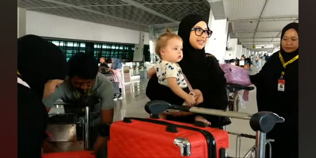 Potret Jennifer Coppen Berangkat Umrah Bareng Baby Kamari, Akan Lakukan Badal Umrah Untuk Alm Dali Wassink