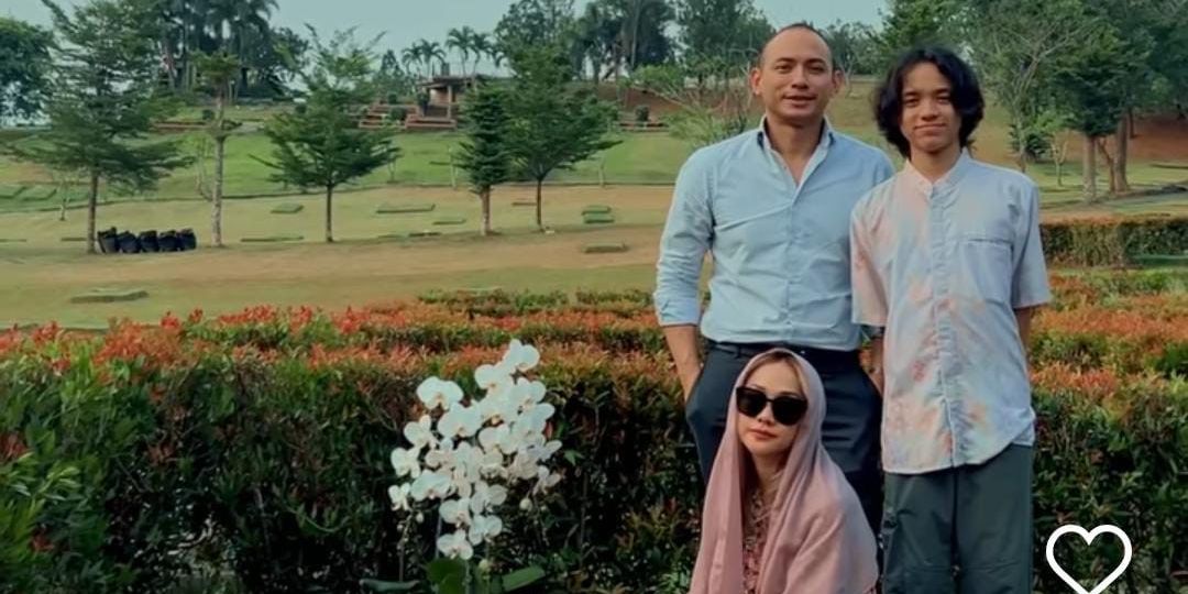 Momen BCL dan Keluarga Ziarah ke Makam Ashraf Sinclair, Tiko Wardhana Bawakan Bunga