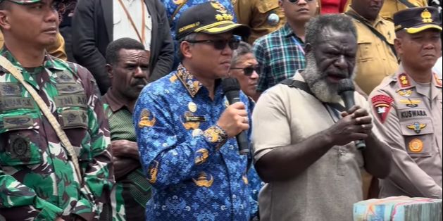 Momen Polri dan TNI Bersenjata Lengkap Amankan Pembayaran Denda Adat Rp7,5 Miliar di Papua