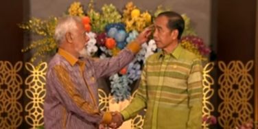 Akrab Berjabat Tangan, PM Timor Leste  Xanana Pegang Kepala & Elus Rambut Jokowi