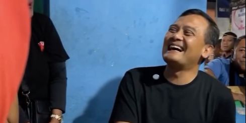 Gaya Santai Jenderal Polisi Bintang 3 Saat ke Pasar, Pakai Kaos Oblong dan Ngopi Cantik bareng Pedagang