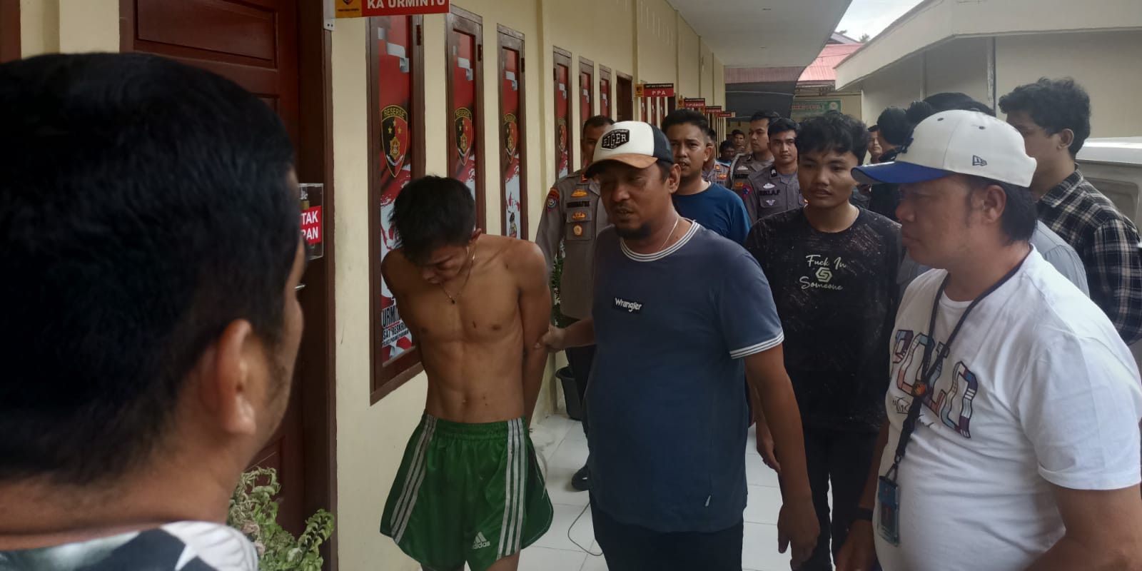 VIDEO: Ngumpet Ketakutan Pakai Kolor Hijau di Loteng, Tampang Bonyok Pembunuh Penjual Gorengan