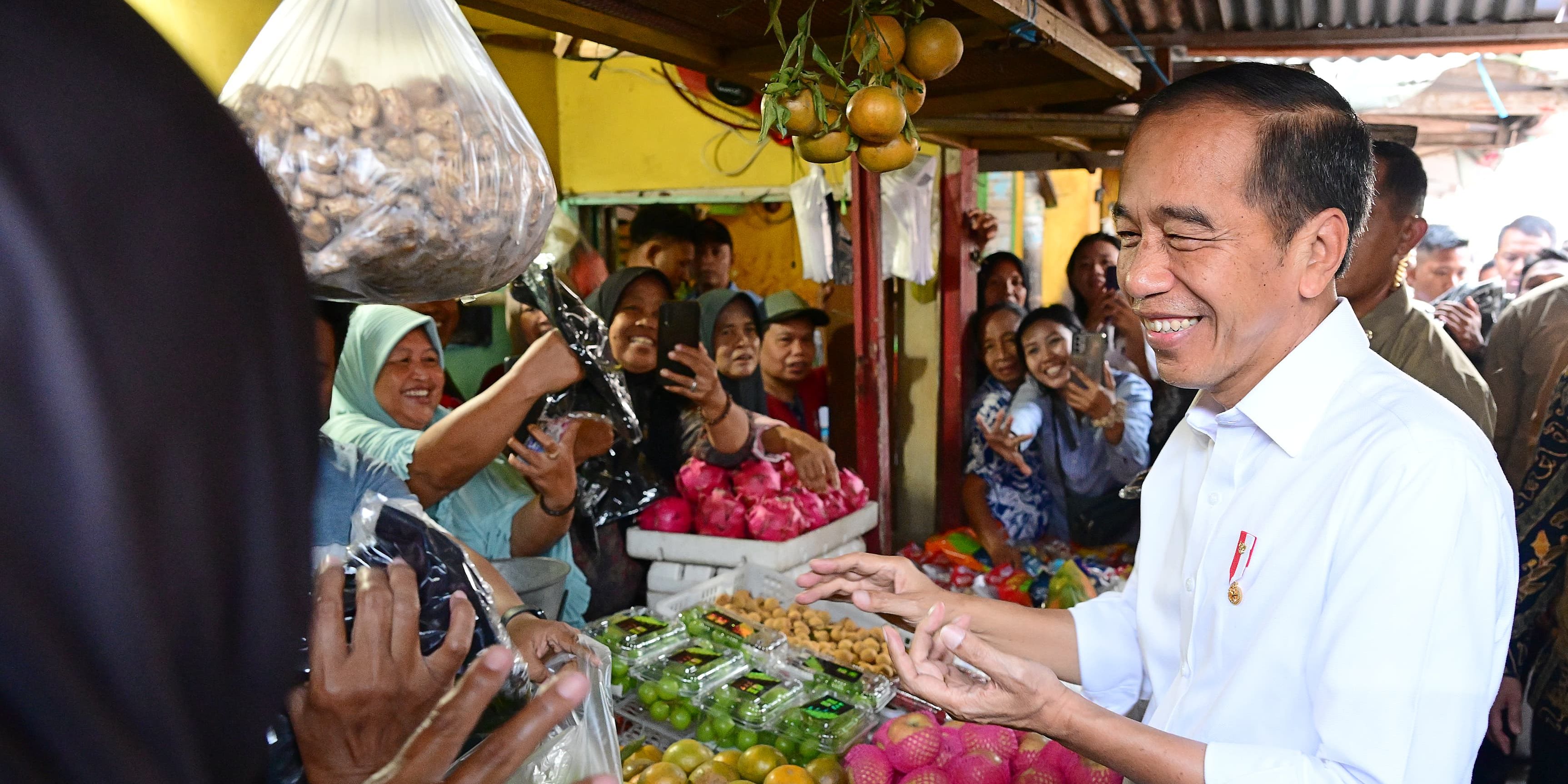 VIDEO: Reaksi Tak Puas Jokowi Cek Telur Rp24.000 saat Blusukan Pasar 