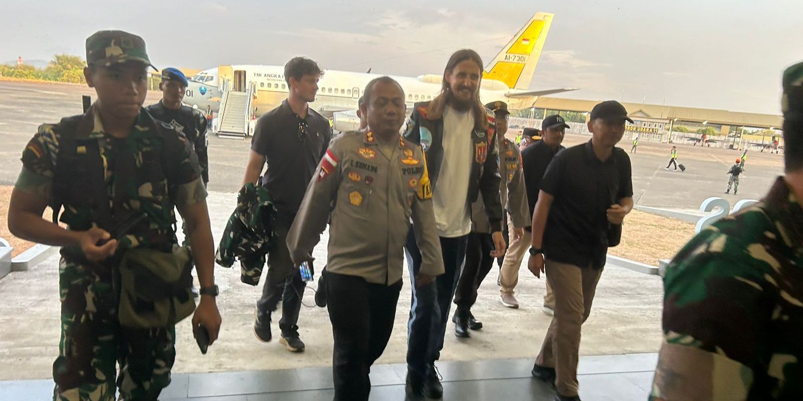 Pilot Susi Air Kapten Philip Mark Mehrtens Transit di Bandara Sultan Hasanuddin Sebelum Bertolak ke Jakarta