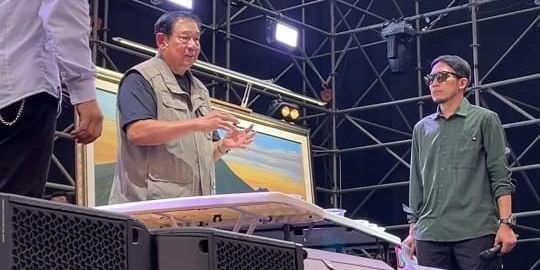 Keseruan Obrolan Vincent-Desta Temani SBY Melukis di Pestapora Hasil Karyanya Menakjubkan Tentang Gunung & Senja