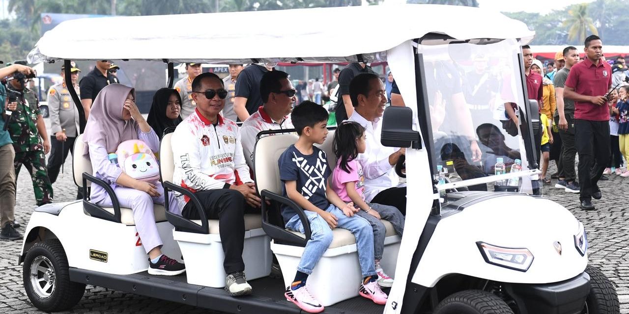 VIDEO: Jan Ethes Pose di Atas Tank TNI Diajak Jokowi Lihat Pameran Alutsista di Monas