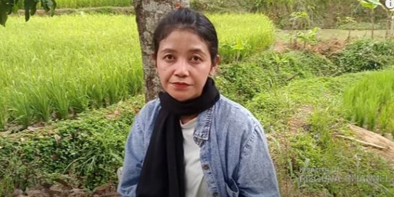 Hidup Bareng Suami dan Anak-anak, Wanita Cantik Mantan Sutradara Film Tinggal di Gubuk Tengah Hutan