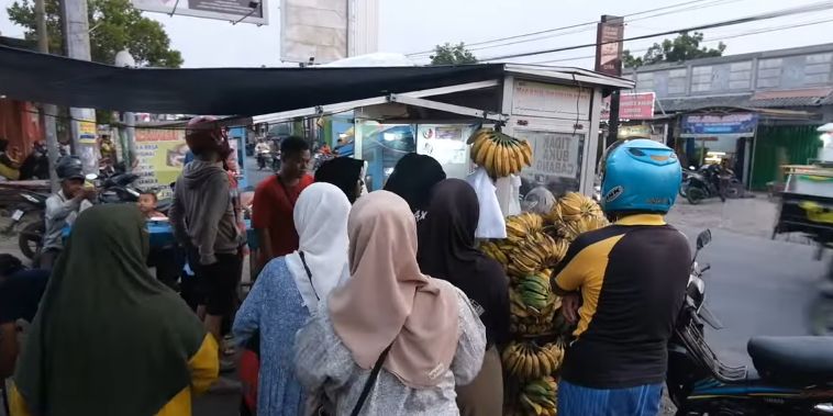 Kuli Bosan Hidup Susah, Banting Setir Jualan Pisang Keju Ramainya Minta Ampun Sampai Difitnah Pakai Dukun