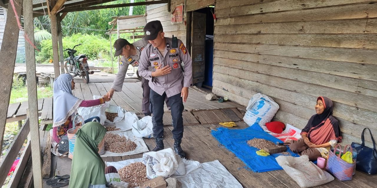 Blusukan ke Perkampungan, Polisi Ajak Warga Pelalawan Cegah Hoaks dan Jangan Golput