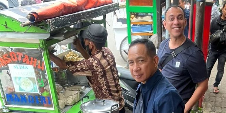 Gaya Necis Panglima TNI saat Jajan di Pinggir Jalan, Ditemani Bestie Artis Top