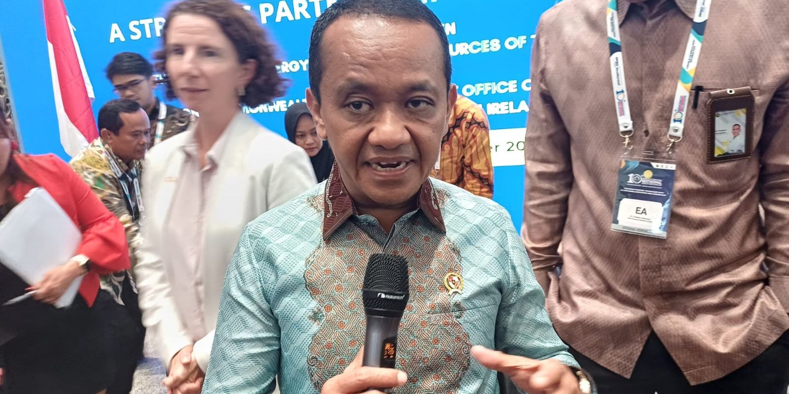 Menteri Bahlil Perintahkan Smelter Tambang Ganti Sumber Energi Pakai Panel Surya Mulai 2025