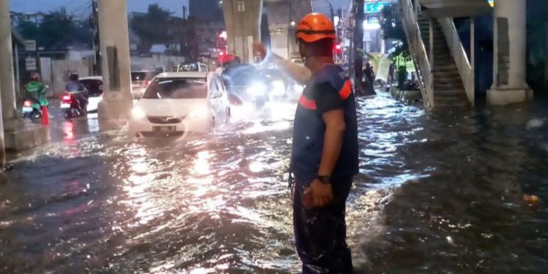 Jakarta Diguyur Hujan Deras, Catat Wilayah Hingga Ruas Jalan Terendam Banjir