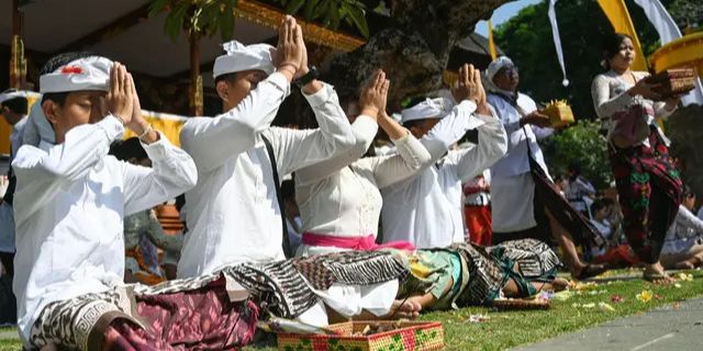 FOTO: Suasana Khidmat Perayaan Hari Raya Galungan di Bali