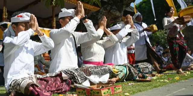 FOTO: Melihat Suasana Khidmat Perayaan Hari Raya Galungan di Bali