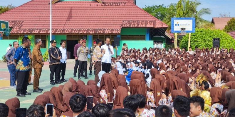 Kunjungi SMKN 1 Tanah Grogot, Jokowi Bagi-Bagi Sepeda