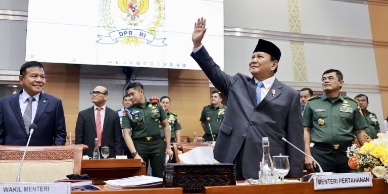 Aksi 'Romantis' Anggota DPR Cantik Bikin Prabowo Senyum Sumringah di DPR saat Diberikan Bunga