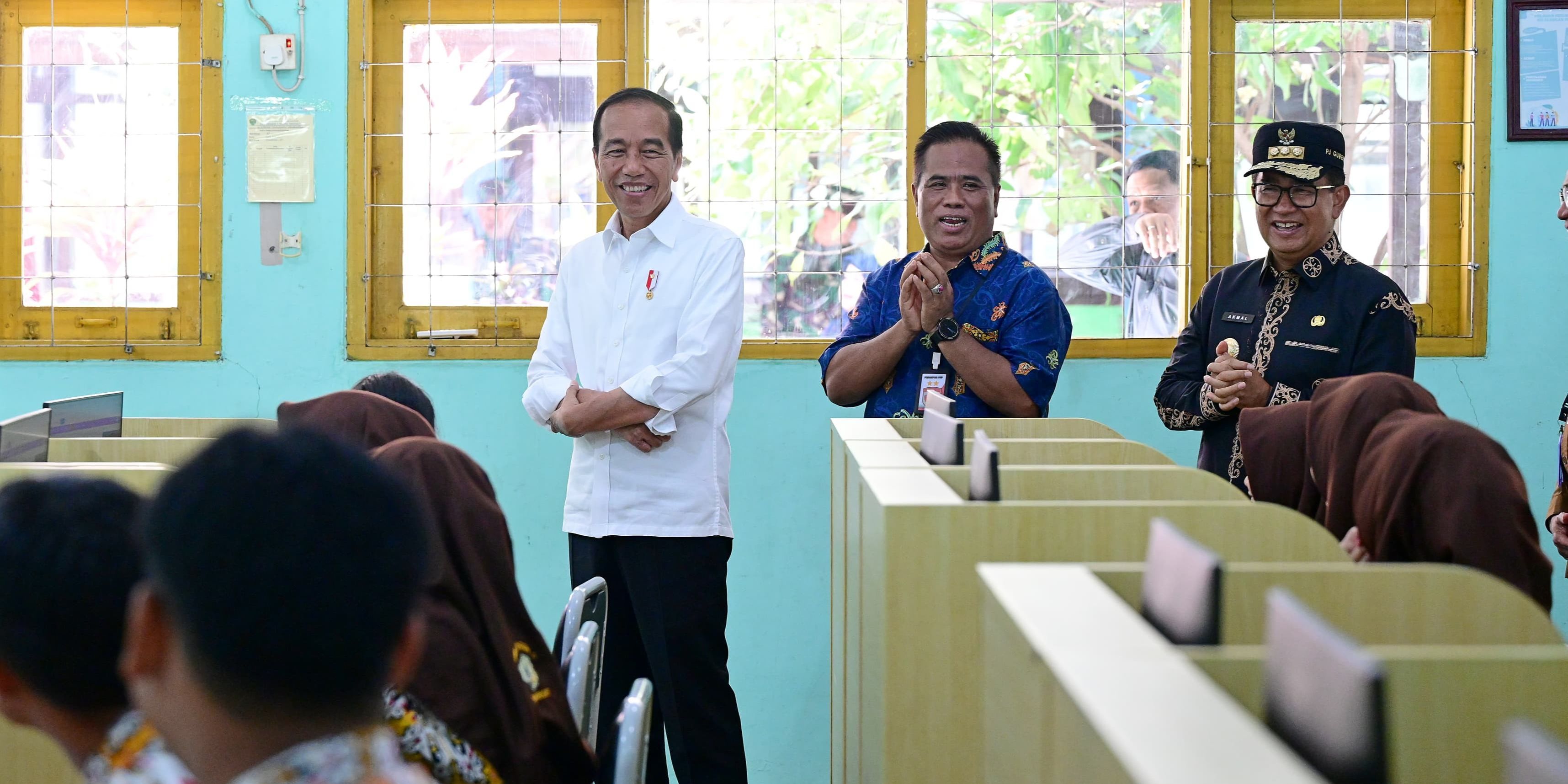 Jokowi Tinjau Fasilitas Pendidikan di SMK Negeri 1 Tanah Grogot