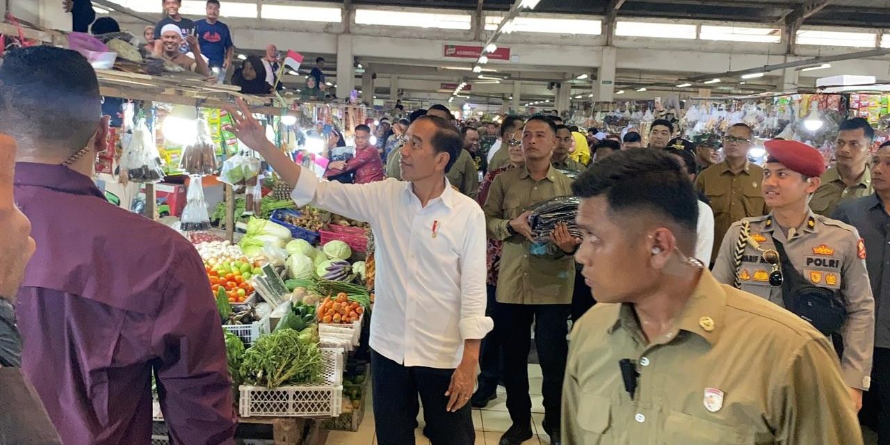 Jokowi Blusukan ke Pasar Sanggam Adji Dilayas Berau, Bagi Kaos Hingga Swafoto