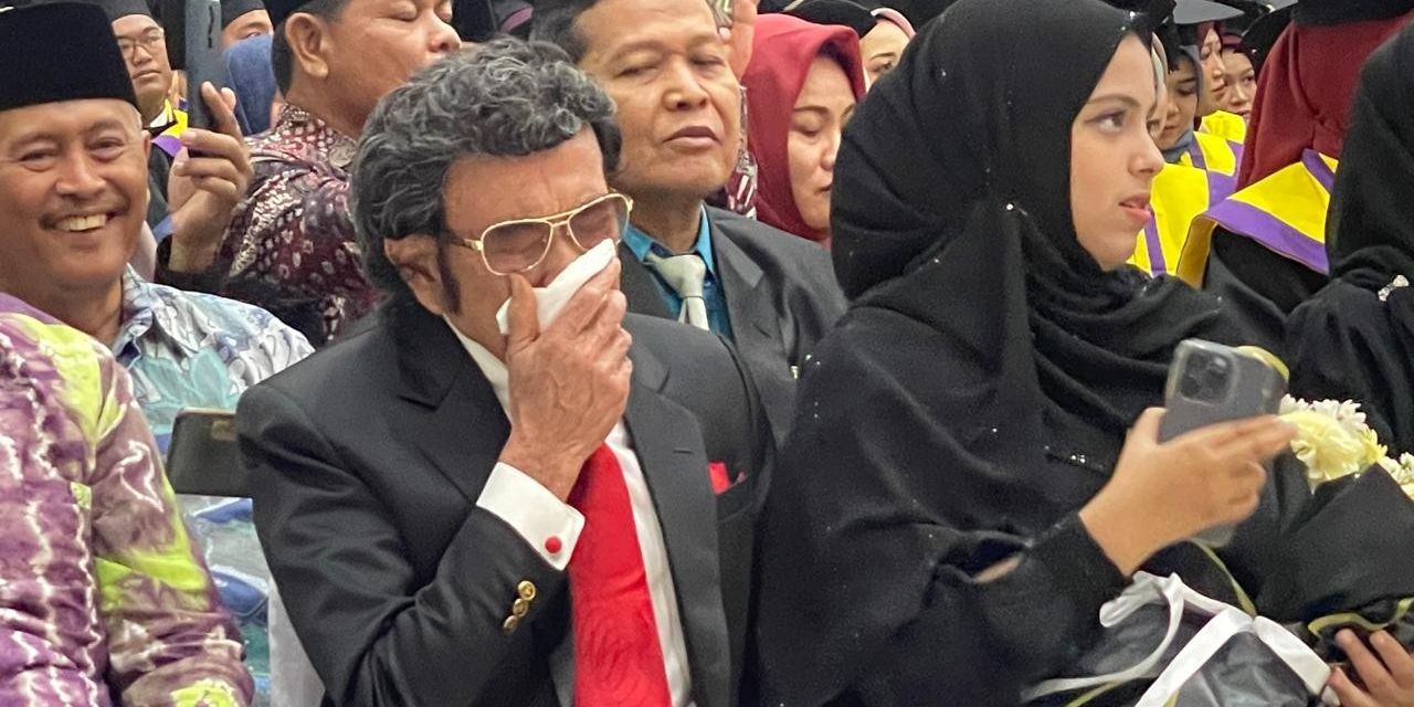 Tangis Rhoma Irama Pecah saat Dampingi Putranya Wisuda