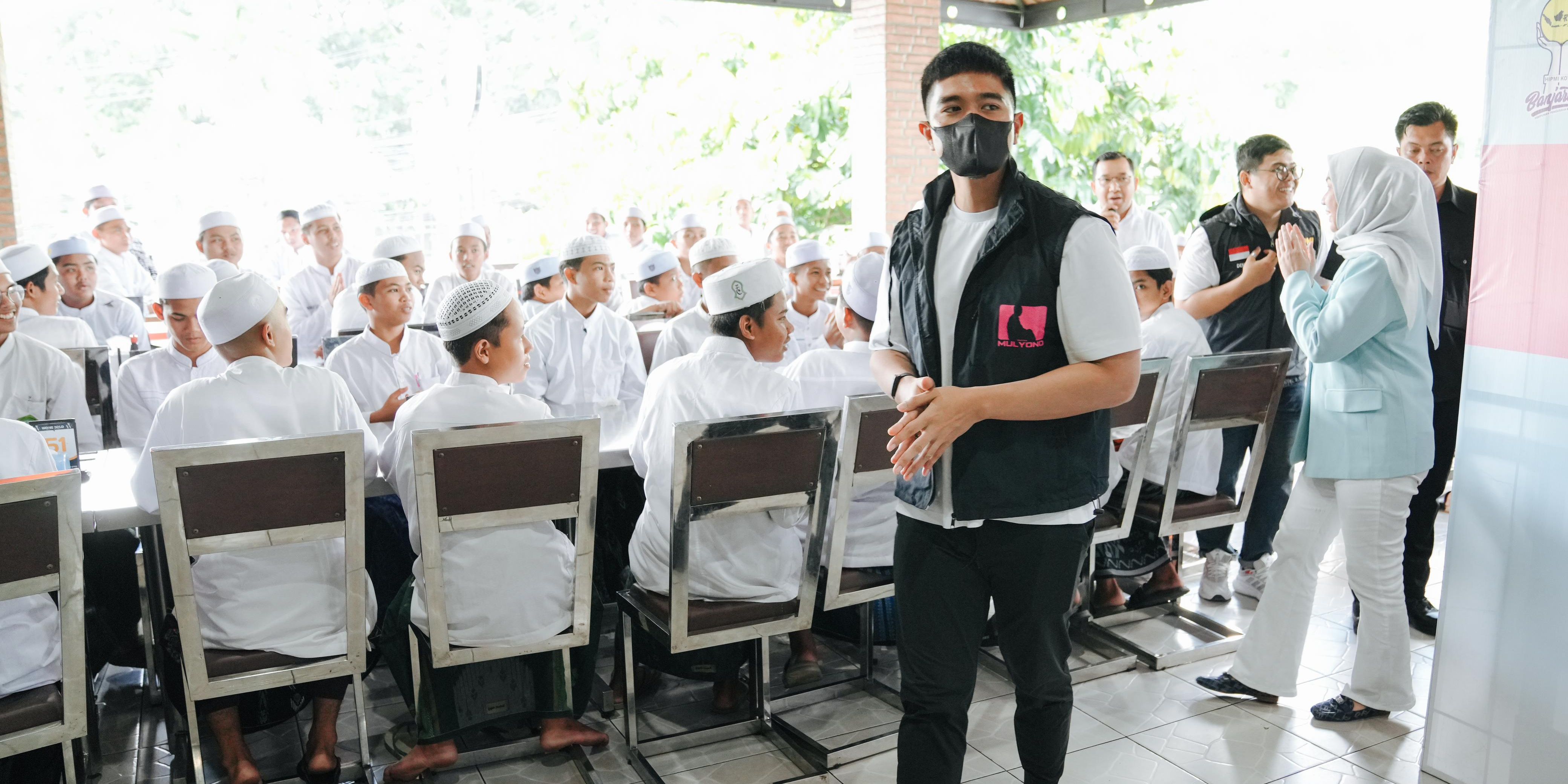 Hangatkan Suasana, Kaesang Bermain Kuis Bareng Anak di Panti Yatim