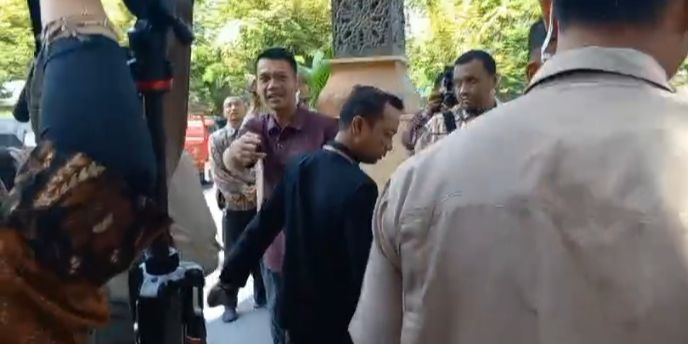 Tanya Pj Gubernur Nana soal Ajakan Andika Bersalaman Dicuekin, Kaki Wartawan Ditarik Ajudan Hingga Jatuh