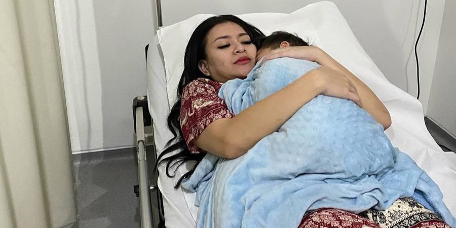 Potret Nathalie Holscher Temani Adzam di RS: Single Mom Jangan Berharap Sama Orang Lain