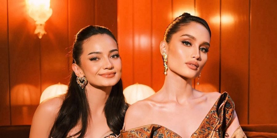 Kompak Tampil Stunning, Potret Cinta Laura & Enzy Storia Kenalkan Wastra Nusantara ke Pentas Global di Paris