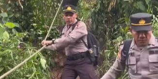 Momen Kocak Anggota Polisi 'Nyungsep' saat Susuri Hutan di Jalan Sempit dan Licin, Aksi Cuek Teman-temannya jadi Sorotan