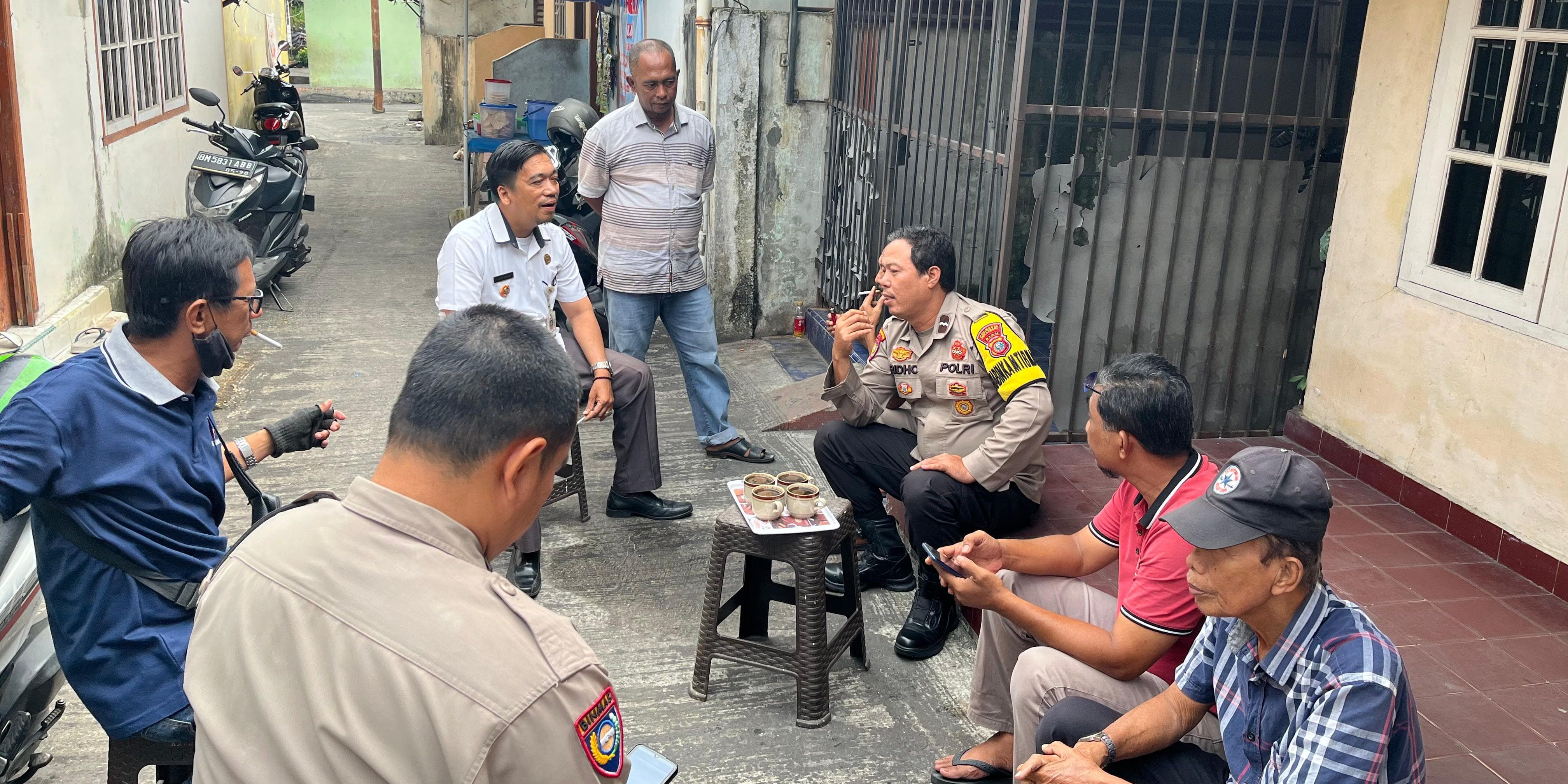 Begini Gaya Santai Polisi Nongkrong Bareng Warga, Ajak Kawal Pemilu Damai