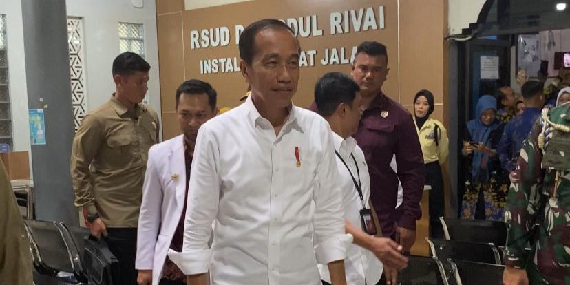 Jokowi Terima Brevet Kehormatan Hiu Kencana di Atas KRI RJW-992