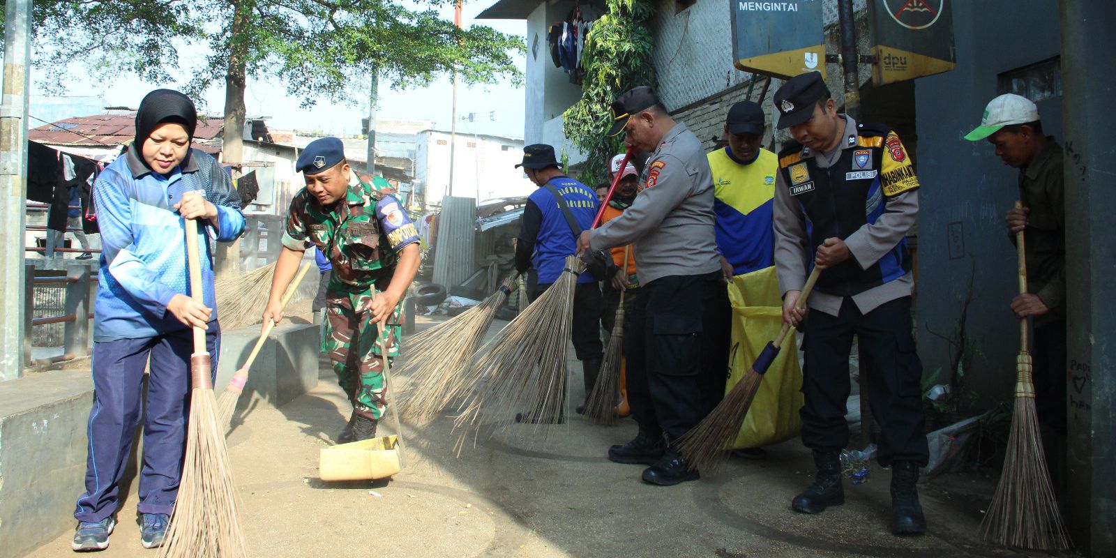 Lanud Husein Sastranegara Gelar Karya Bakti Perbaikan Fasilitas Ibadah dalam Rangka HUT Ke-79 TNI