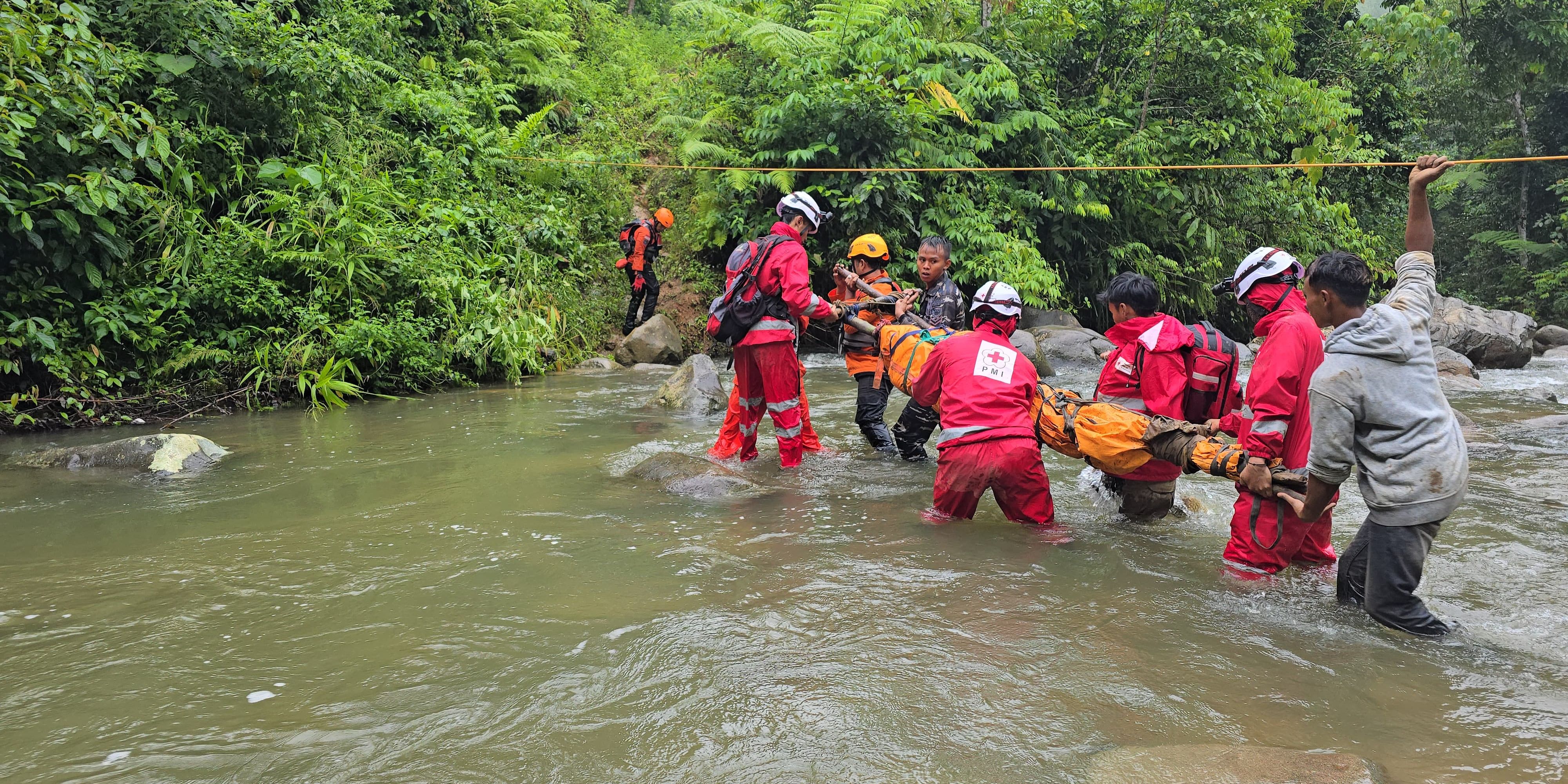 6 Jam Jalan Kaki Lewati Sungai, Potret Beratnya Evakuasi Korban Longsor Tambang Emas Solok