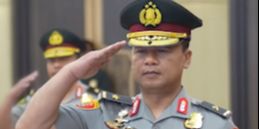 Pecah Bintang, Perwira Polisi ini Bahagia Sampai Bertekuk Lutut Cium Tangan Kapolri dan Orangtua