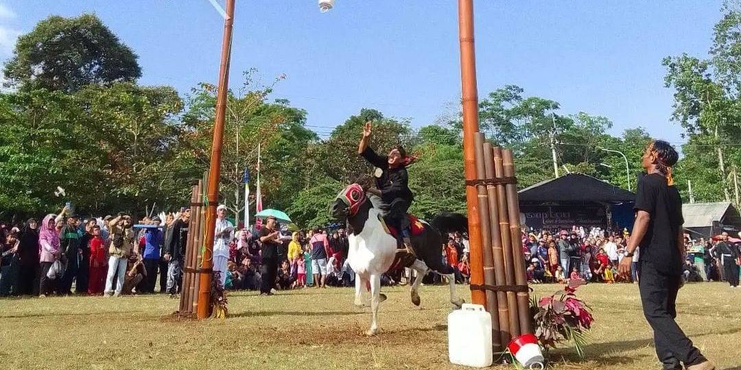 Tak Kalah dengan Koboi di Amerika, Intip Serunya Tradisi Leluhur Saptonan yang Unik di Kuningan