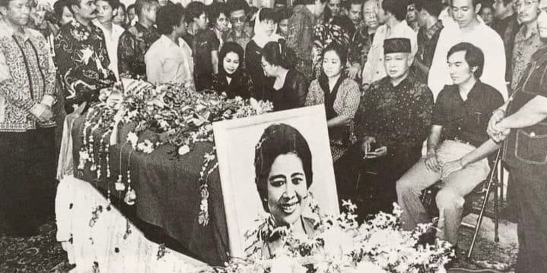 Foto Langka Megawati Duduk Sebelahan Sama Presiden Soeharto saat Ibu Fatmawati Meninggal Dunia