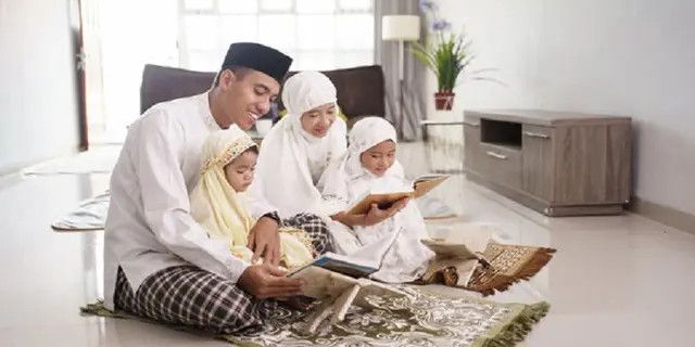 Begini Cara Sholat Berjamaah Bersama Anak yang Belum Baligh, Orangtua Harus Paham