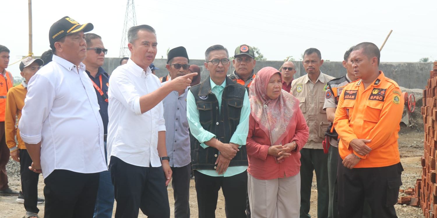 Kunjungi Lokasi Bencana di Pamijahan, Pj Gubernur Jabar Ingatkan Warga Waspadai Cuaca Ekstrem