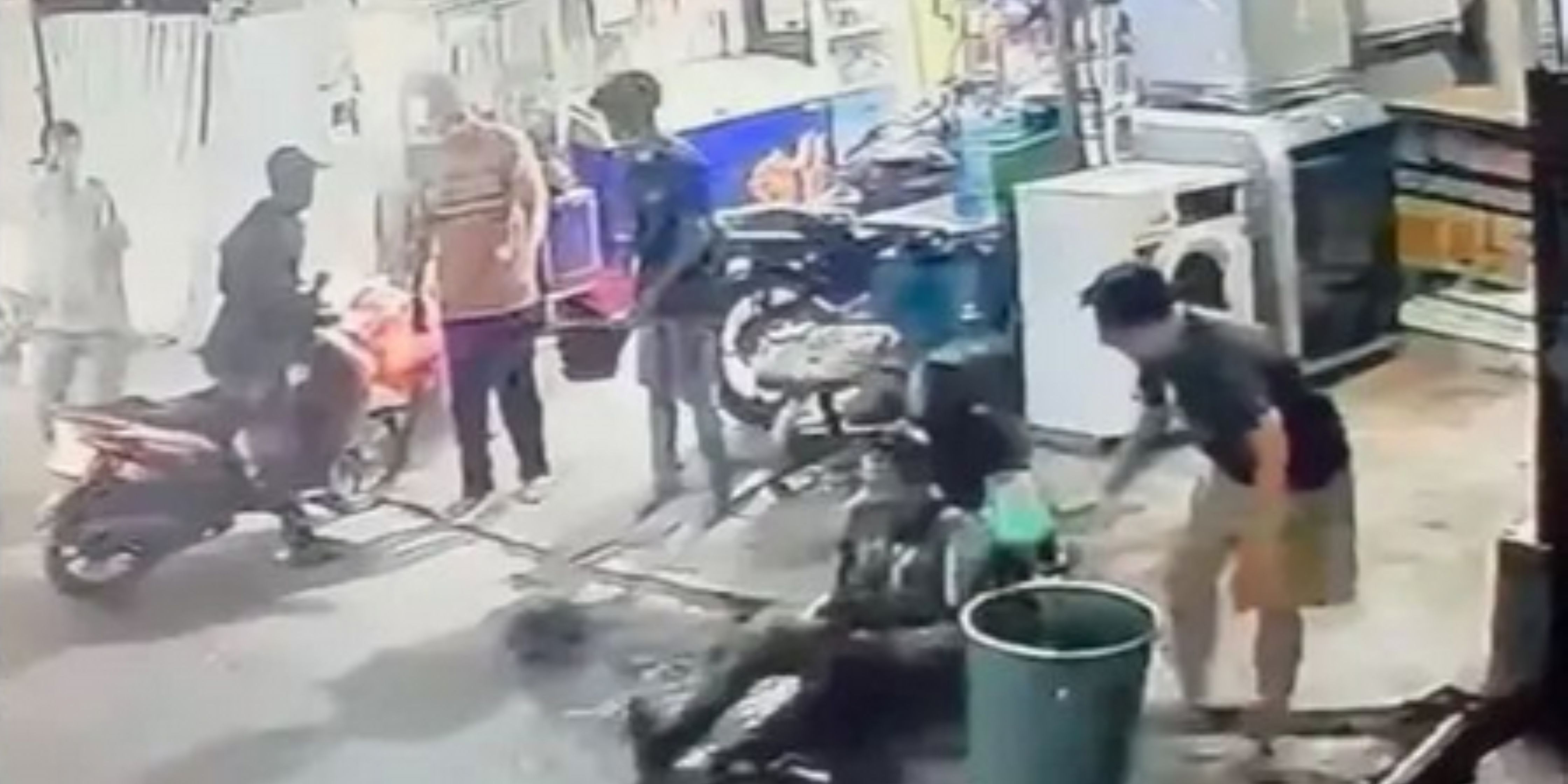 Sejoli Boncengan Motor Disiram Orang Tak Dikenal Pakai Air Keras, Korban Pria Meronta-ronta Kesakitan