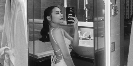 Prilly Latuconsina Pose Pakai Backless Dress di Kamar Mandi, Cantik Elegan & Body Goals Buat Iri