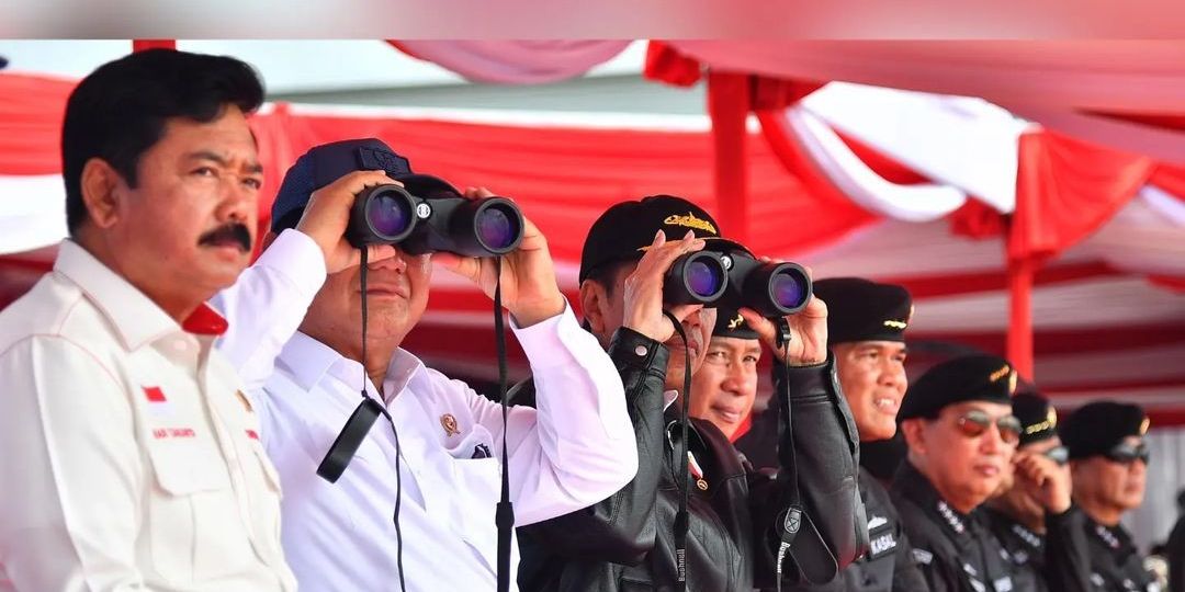 VIDEO: Jokowi Ditemani Prabowo Lihat Aksi Pasukan Khusus TNI AL Usai Terima Brevet Hiu Kencana di KRI RJW