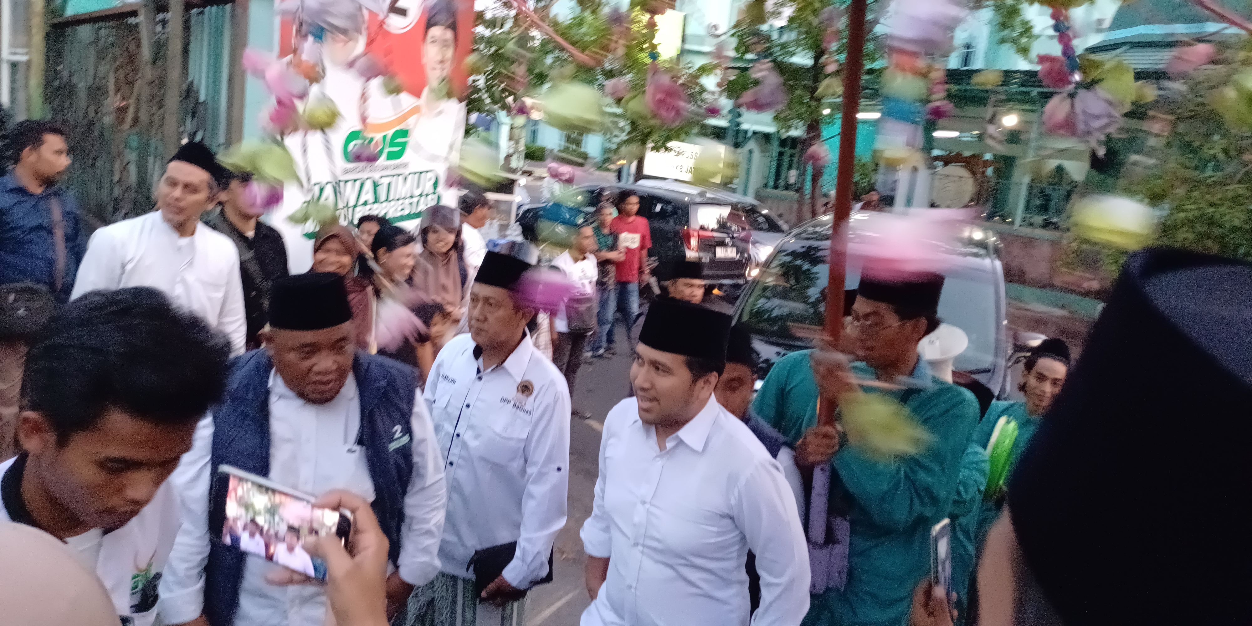 Relawan Khofifah-Emil Bangun Posko Pemenangan di Depan Markas PKB Jatim, Ini Kata Emil Dardak