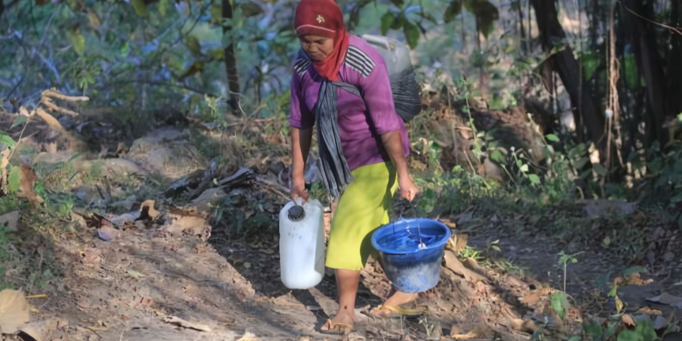 Potret Miris Kekeringan di Ponorogo, Ratusan Warga Tempuh 2 KM ke Tengah Hutan Demi Sumber Air Satu-satunya