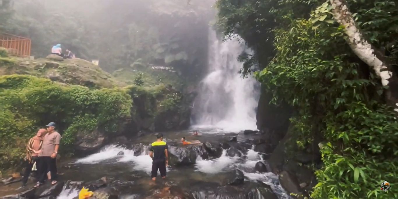 Healing di Curug Cipamingkis yang Eksotis, Datang ke Sini Dipercaya Bikin Hubungan Langgeng