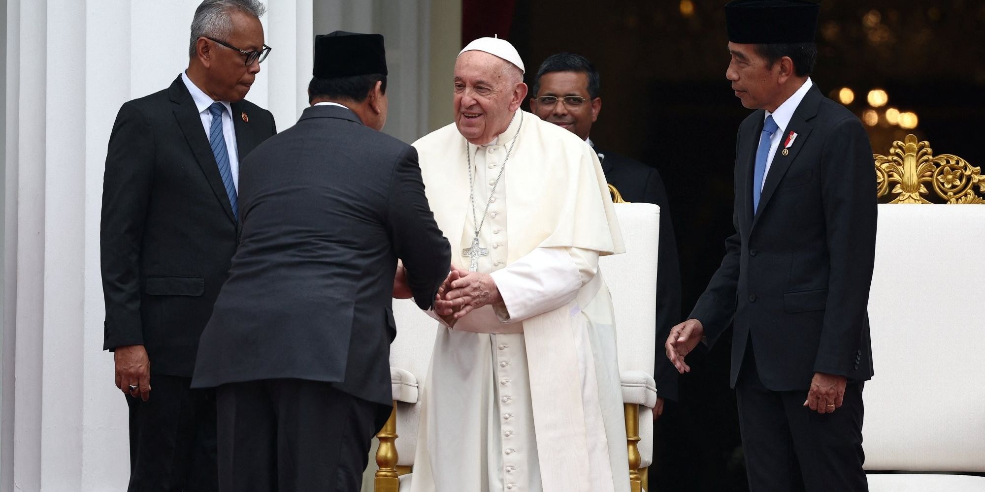 VIDEO: Momen Spesial Jokowi Kenalkan Presiden Terpilih Prabowo ke Paus Fransiskus di Istana