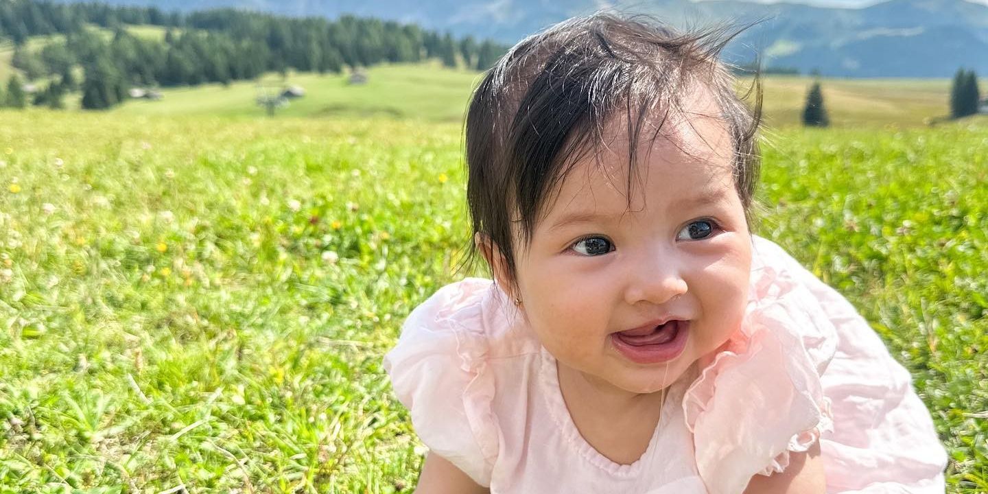 Lucu! Potret Baby Launa Anak Sabrina Anggraini & Belva Devara saat Liburan di Italia, Ekspresinya di Depan Kamera Gemesin Banget