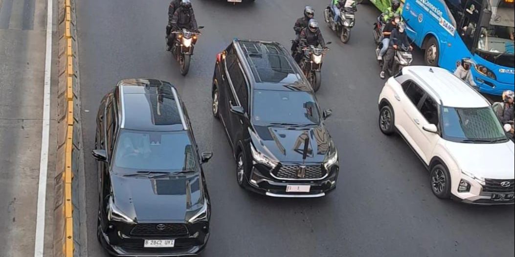 Presiden Jokowi Naik Innova Zenix Pelat RI-1, Begini Penjelasan Istana